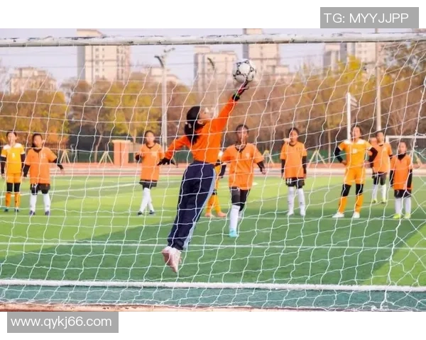 足球明星眼神交汇瞬间解析:从赛场到心灵的默契互动与情感传递 足球明星眼神交汇瞬间解析:从赛场到心灵的默契互动与情感传递