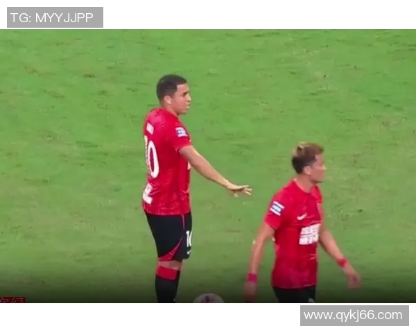 足球球星遭遇大胆搭讪：明星球员私下互动揭秘与球迷亲密瞬间